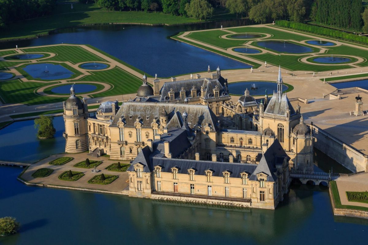 Chateau of Chantilly, castle history and recipe of the creme Chantilly